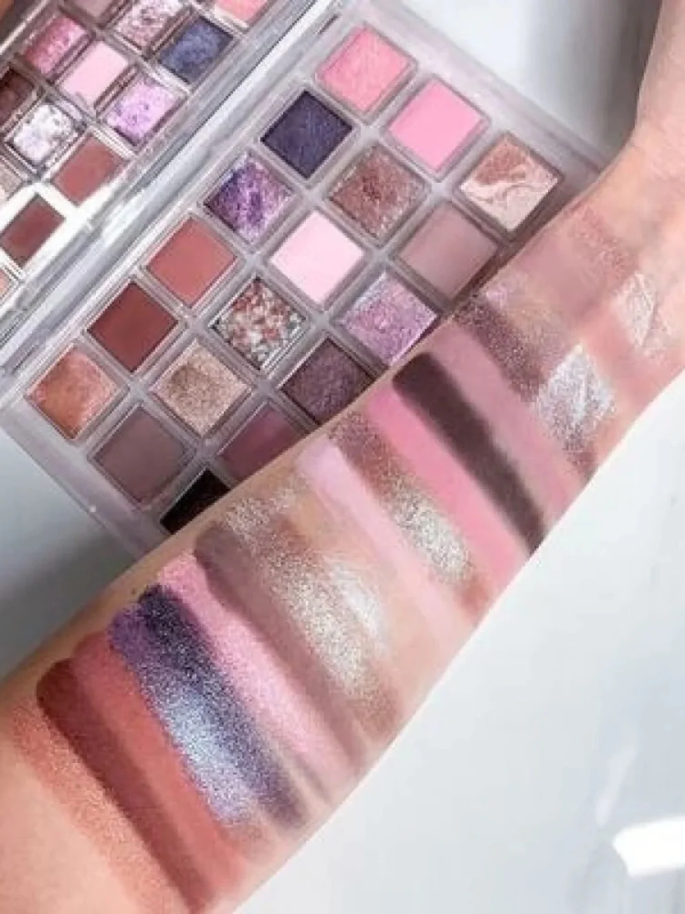 HUDA BEAUTY ROSE QUARTZ EYESHADOW PALETTE